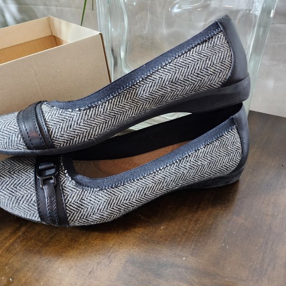 Like New Clarks Black Tweed Combo Slip-On Flats - Picture 3 of 10